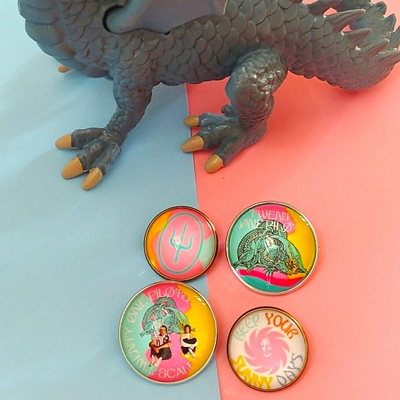 5 Twenty One Pilots Scaled Icy Glass Dome Button Badge + Level of Concern Pin - Picture 4 of 12